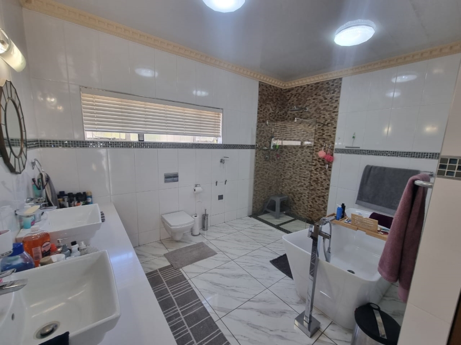 3 Bedroom Property for Sale in Lindequesdrif North West